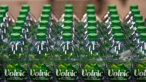 Des bouteilles d'eau minérale Volvic, à l'usine de Volvic (Puy-de-Dôme) en mai 2021.