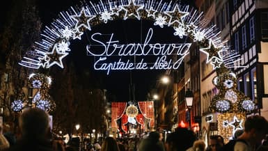 Des touristes dans une rue illuminée du marché de Noël à Strasbourg, le 27 novembre 2024 dans le Bas-Rhin.