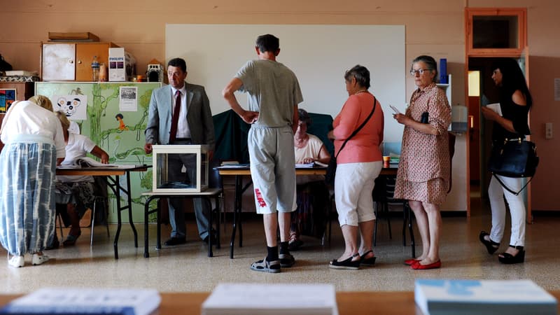 Des électeurs dans un bureau de vote de Forcalquier lors du premier tour des élections législatives, le 11 juin 2017. 