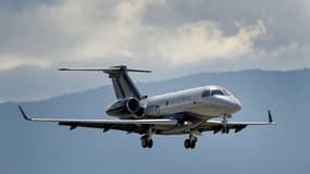 Un jet privé Embraer Legacy 450, atterrissant à l'aéroport de Genève le 17 mai 2015 (photo d'illustration)