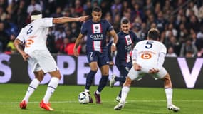 Kylian Mbappé face à la défense de l'OM en octobre 2022