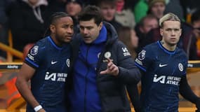 Mauricio Pochettino en discussion avec Christopher Nkunku pendant un match de Chelsea, le 24 décembre 2023