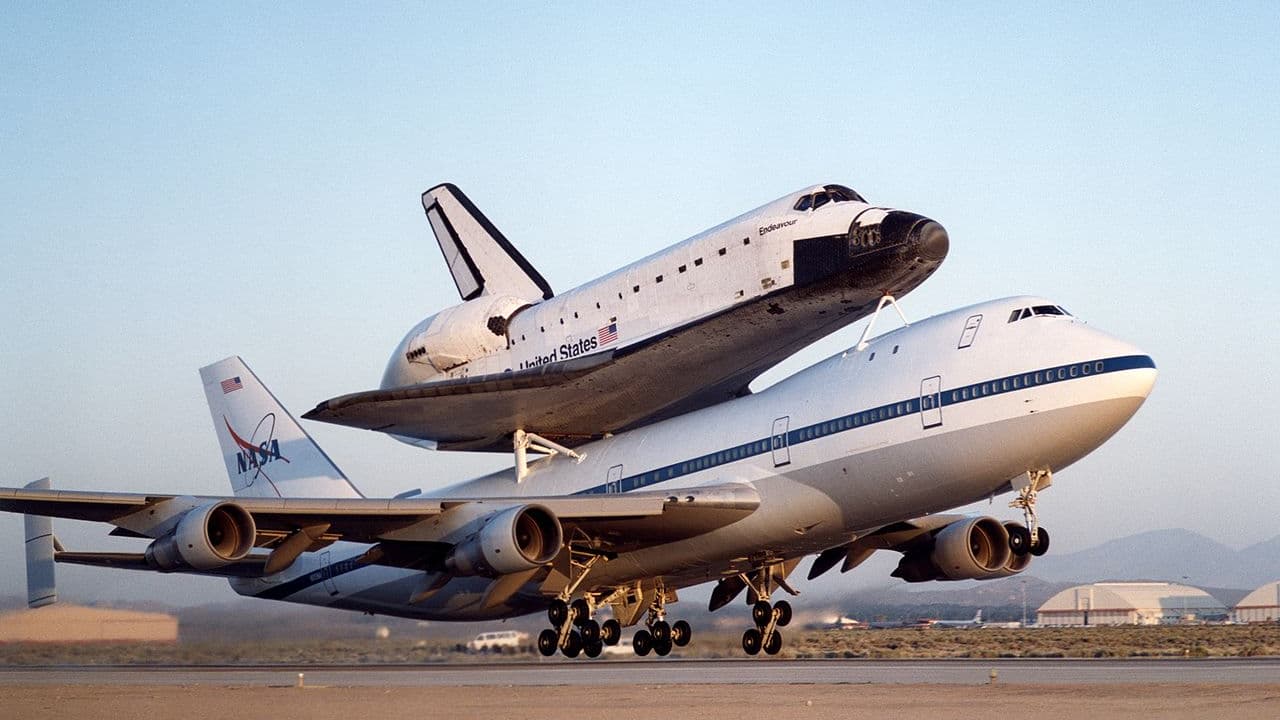 Un Boeing 747 transportant la navette spatiale américaine Un Boeing 747 transportant la navette spatiale américaine