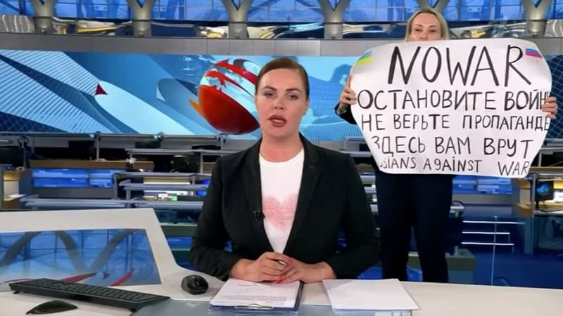 Russie: une employée de la télévision interrompt le JT avec une pancarte contre la guerre en Ukraine