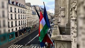 Au lendemain de la tuerie à Paris, la mairie du 10e arrondissement met le drapeau français en berne