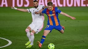 L'attaquant français du Real Madrid, Karim Benzema (g.), à la lutte pour le ballon avec le milieu de terrain néerlandais du FC Barcelone, Frenkie De Jong, lors du match de Liga entre le Real Madrid et le FC Barcelone au stade Alfredo di Stefano de Valdebebas, dans la banlieue de Madrid, le 10 avril 2021.