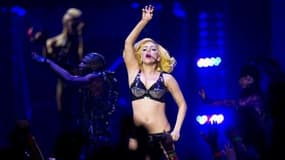 La chanteuse Lady Gaga au Madison Square Garden de New York lors du Monster Ball Tour en juillet dernier. Les grandes tournées musicales de l'année 2010 ont rapporté moins d'argent qu'en 2009, rapporte jeudi le magazine spécialisé Pollstar. /Photo prise l