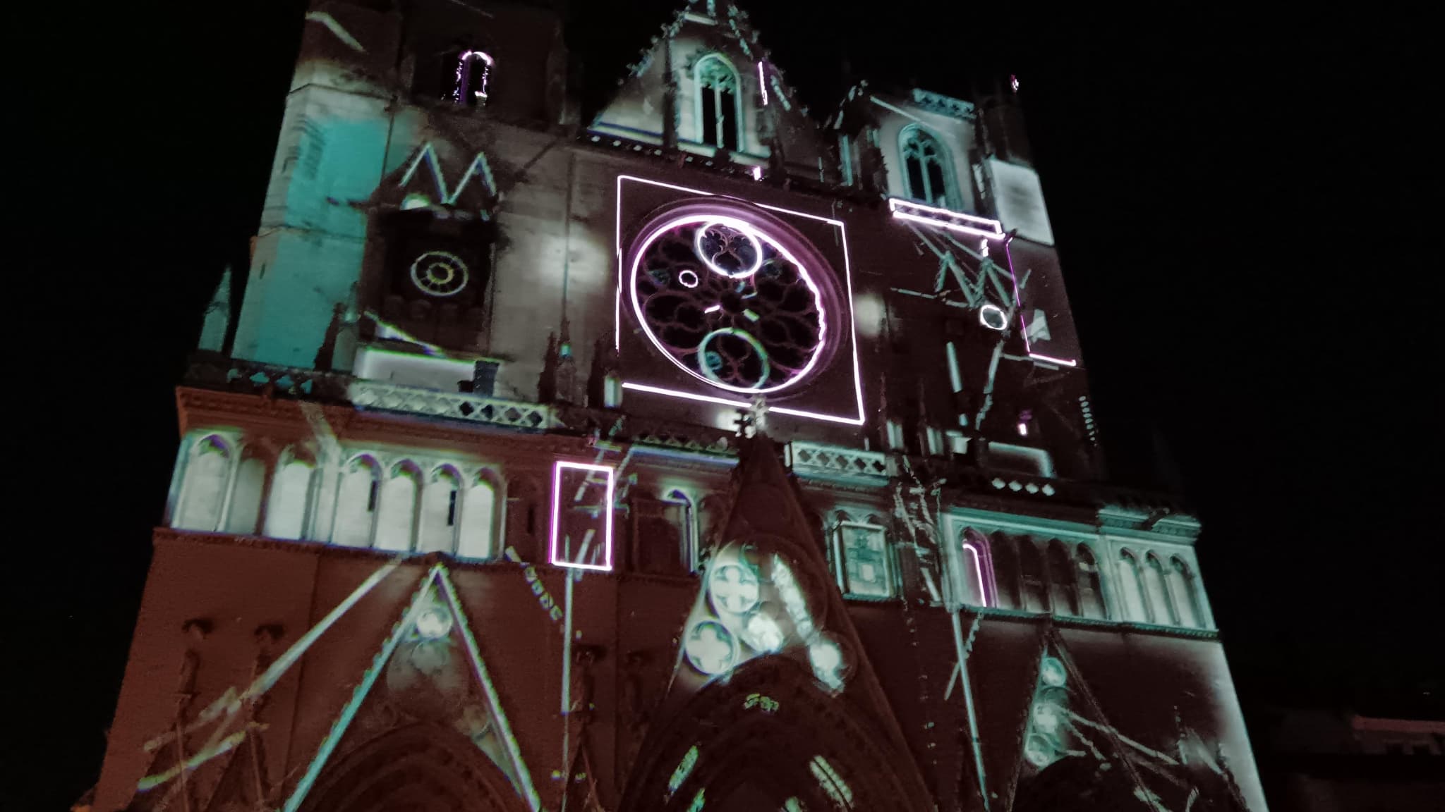 L'œuvre Kernel³ sur la cathédrale Saint-Jean lors de la Fête des lumières 2023.