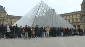 De nombreux visiteurs patientaient ce dimanche matin devant l'entrée du musée du Louvre, à Paris.