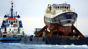 L'épave du Bugaled Breizh remorquée dans le port de Brest, le 13 juillet 2004.