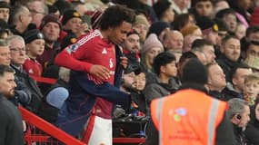 Joshua Zirkzee enfilant son manteau après avoir été sorti prématurément lors de Manchester United-Newcastle, le 30 décembre 2024.