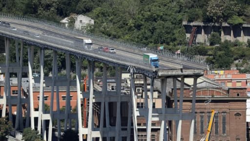 Des véhicules abandonnés sur le viaduc de l'A10, le 15 août 2018, au lendemain de son effondrement qui a fait une quarantaine de morts