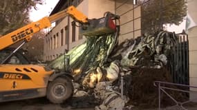 Des agriculteurs déversent du fumier et du foin devant le centre des finances publiques de Chateaurenard dans les Bouches-du-Rhône