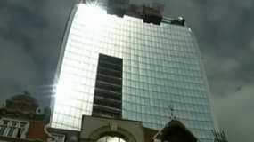 La façade de l'immeuble sur laquelle la reflexion du soleil est importante