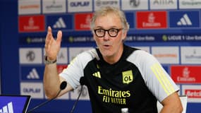 Laurent Blanc pendant une conférence de presse de l'OL, août 2023