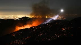 Un hélicoptère au-dessus de l'incendie des Palisades, à Los Angeles, en Californie, le 11 janvier 2025. 