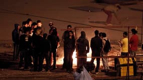 Manifestants sur la place Taksim, à Istanbul. De nouvelles violences ont éclaté dans la nuit de dimanche à lundi en Turquie entre policiers et manifestants, dont certains ont incendié des bureaux du parti AKP au pouvoir. /Photo prise le 3 juin 2013/REUTER