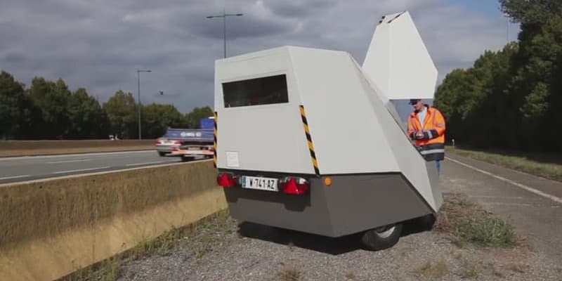 Le radar chantier peut être déplacé aux abords d'une route.