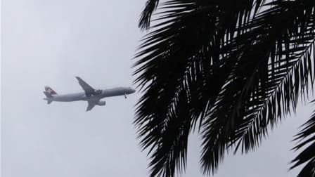 Avion s'apprêtant à atterrir à l'aéroport international de Nice, samedi. L'espace aérien et les aéroports français vont rester ouverts dans les jours qui viennent malgré la présence du nuage de cendres volcaniques islandais, indique la Direction générale