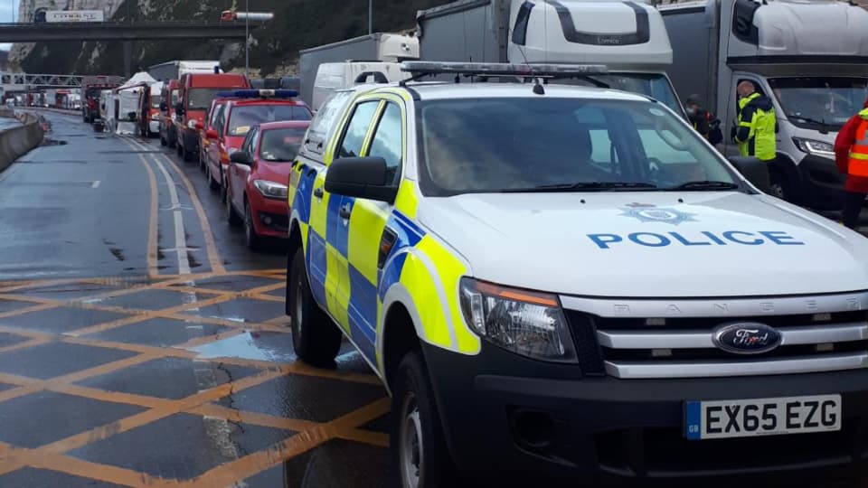 15 sapeurs-pompiers et 10 membres des associations agréées de sécurité civile du département du Nord ont été envoyés en Grande-Bretagne pour aider à tester les chauffeurs routiers coincés sur place.