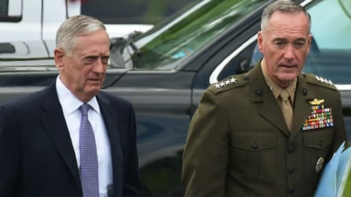 Le secrétaire américain à la Défense James Mattis (G) à Washington le 26 avril 2017