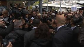Hollande accueilli par des huées et quelques encouragements à La Courneuve