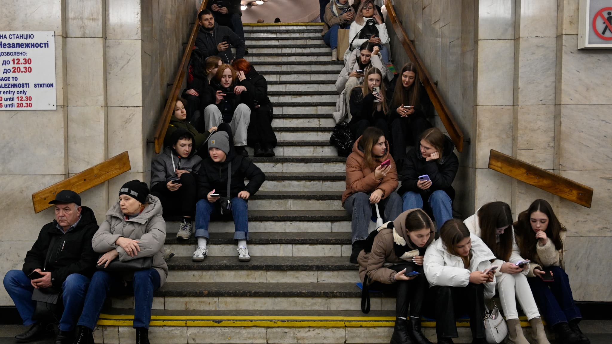 Des personnes s'abritent dans une station de métro en attendant la fin d'une nouvelle alerte aérienne après une attaque de missiles russes à Kiev, le 29 décembre 2023. Des personnes s'abritent dans une station de métro en attendant la fin d'une nouvelle alerte aérienne après une attaque de missiles russes à Kiev, le 29 décembre 2023.