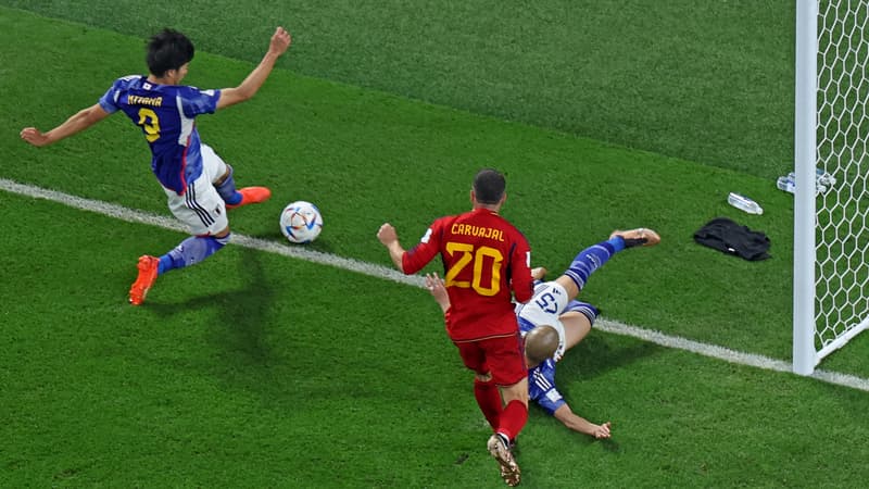 https://images.bfmtv.com/DtAheu7rRmLv6bUzL-8_RAh-u1o=/0x106:2048x1258/800x0/images/Le-ballon-au-moment-de-la-passe-de-Kaoru-Mitoma-1532771.jpg