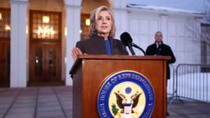 L'ancienne secrétaire d'État américaine Hillary Clinton s'adressant à la presse après avoir témoigné devant la commission de surveillance de la Chambre des représentants dans le cadre d'une enquête sur les liens avec Jeffrey Epstein, condamné pour délits sexuels, à Chappaqua, dans l'État de New York (États-Unis), le 26 février 2026.