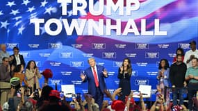 Donald Trump, avec la modératrice et gouverneure du Dakota du Sud Kristi Noem à un meeting à Oaks, Pennsylvanie, le 14 octobre 2024.
