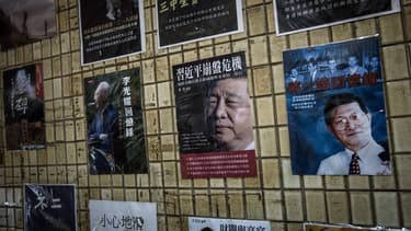 Devant la boutique des éditeurs disparus, des livres ont été accrochés à la grille