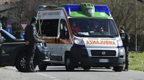 Une ambulance en Italie durant l'épidémie de coronavirus, à Zorlesco le 26 février 2020
