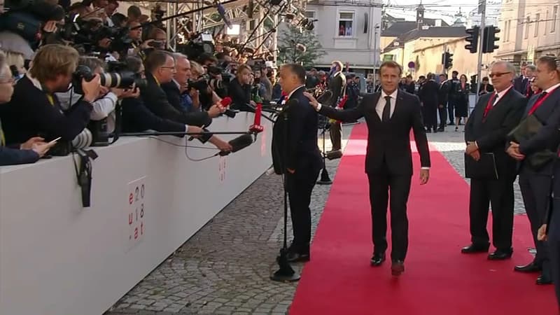 Emmanuel Macron a salué Viktor Orban en pleine interview au sommet européen de Salzbourg.