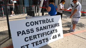 Un contrôle du pass sanitaire organisé en juillet 2021 à l'entrée d'un cinéma, à Montpellier.