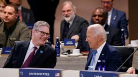 Le premier ministre britannique Keir Starmer s'entretient avec le président américain Joe Biden lors d'une réunion du Conseil OTAN-Ukraine pendant le sommet du 75e anniversaire de l'OTAN au Walter E. Washington Convention Center à Washington, le 11 juillet 2024.