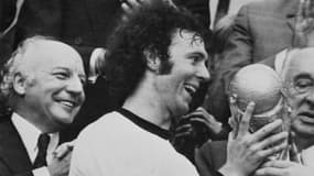 Franz Beckenbauer soulevant la Coupe du monde en 1974