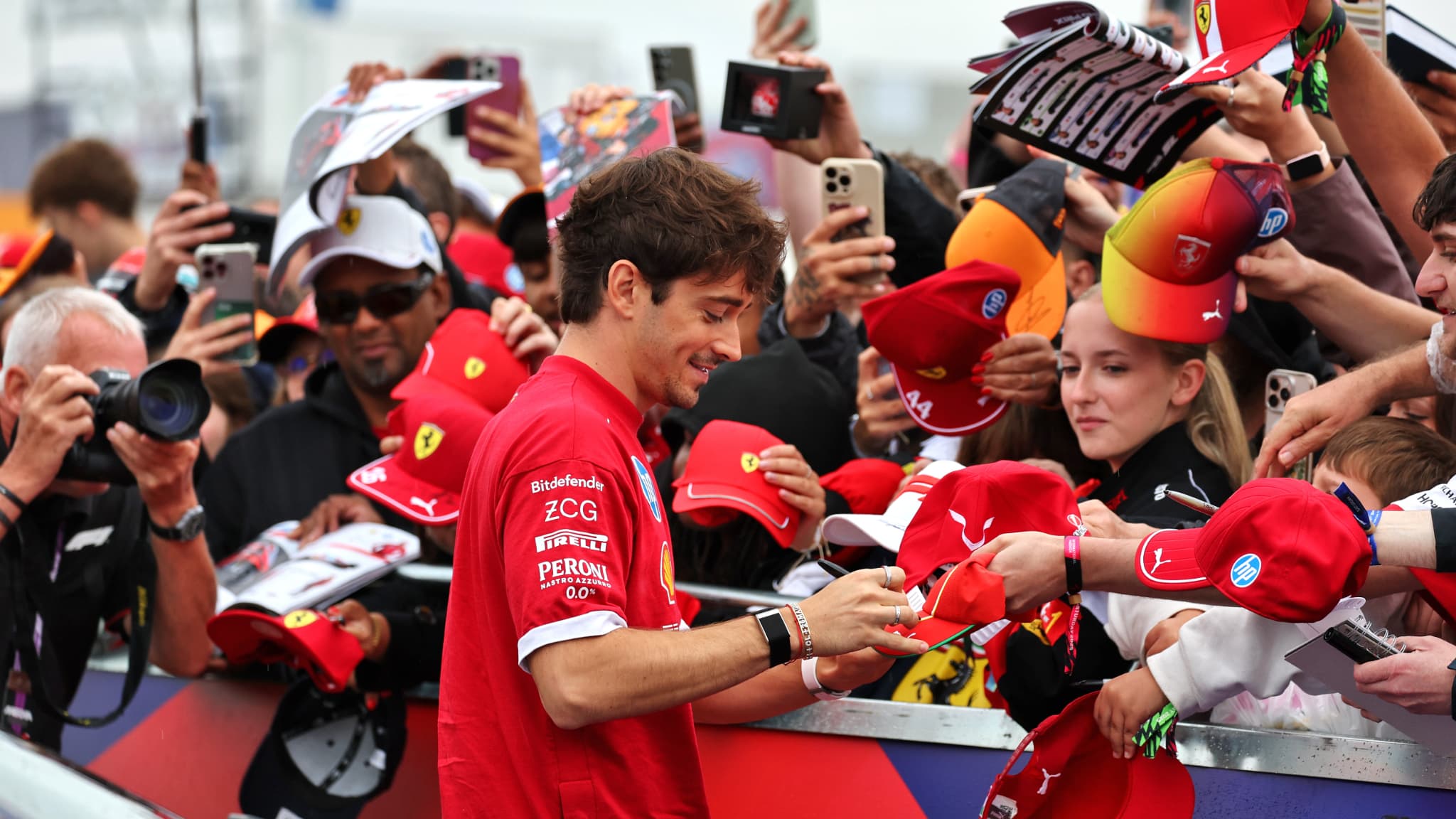 Charles Leclerc avec les supporters de Ferrari, le 6 juillet 2025.