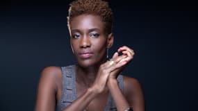 La journaliste, auteure, réalisatrice et militante française pour l'égalité raciale, de genre et religieuse Rokhaya Diallo pose lors d'une séance photo à Paris le 28 avril 2021.