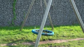 Une balançoire pour enfants. (Image d'illustration)