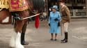 La reine Elizabeth II et le lieutenant colonel James Gaselee à Londres, le 24 octobre 2017