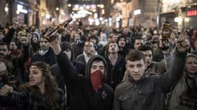 Des jeunes Turcs manifestent contre le gouvernement de Recep Tayyip Erdogan, le 18 janvier 2014, à Istanbul.