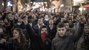 Des jeunes Turcs manifestent contre le gouvernement de Recep Tayyip Erdogan, le 18 janvier 2014, à Istanbul.