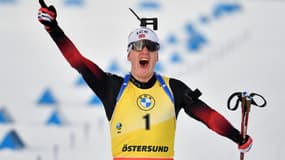 Le Norvégien Johannes Thingnes Boe, 3e de la mass start de Coupe du monde et vainqueur du gros globe de cristal, récompensant le meilleur biathlète de la saison, le 21 mars 2021 à Oestersund (Suède) 