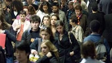 Les Français maintiennent une confiance forte envers la monnaie européenne, 65% d'entre eux pensant que la France ne devrait pas quitter la zone euro, selon un sondage LH2 pour NouvelObs.com. /Photo d'archives/REUTERS/Gonzalo Fuentes