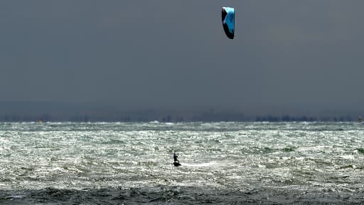 Un kitesurfeur (photo d'illustration)