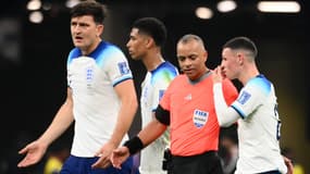 L'arbitre de France-Angleterre, Wilton Sampaio, ici avec Phil Foden et Harry Maguire lors du quart de finale du Mondial, le 10 décembre 2022.