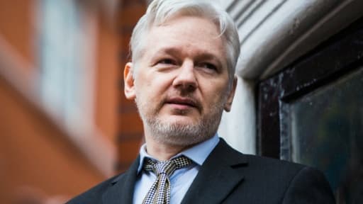 Le fondateur de WikiLeaks Julian Assange  au balcon de l'ambassade d'Equateur le 5 février 2016 à Londres
