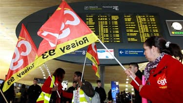 Manifestation des agents de sécurité à l'aéroport Roissy Charles-de-Gaulle, en région parisienne. Des policiers ont épaulé jeudi les agents de sécurité non grévistes dans cet aéroport pour faciliter le contrôle des passagers, mesure qui a suscité de forte