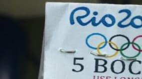 Photo publiée par la police civile brésilienne le 26 juillet 2016, montrant un petit sachet de cocaïne, avec le logo des JO de Rio 2016.