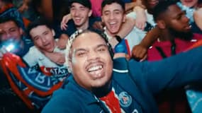 Naza dans son clip "C'est incroyable", sorti le 3 juin 2025 pour fêter le premier sacre du PSG en Ligue des champions